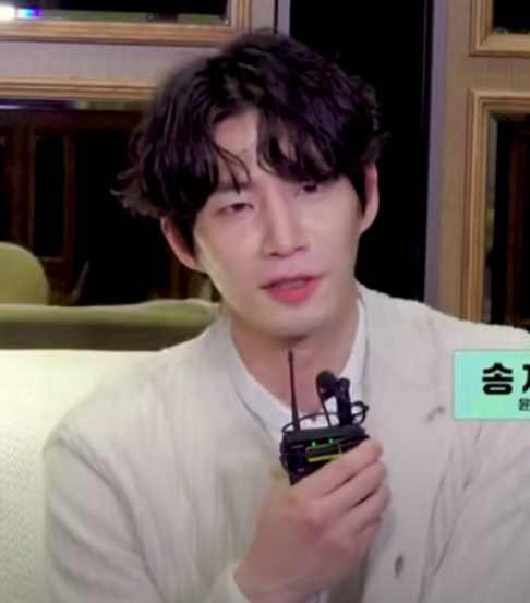 Em uma entrevista dada em 2022, o ator comentou sobre como queria que fosse seu funeral: Isso pode soar superficial, mas quero que as pessoas bebam champanhe no meu funeral. Um funeral festivo está na minha lista de desejos.