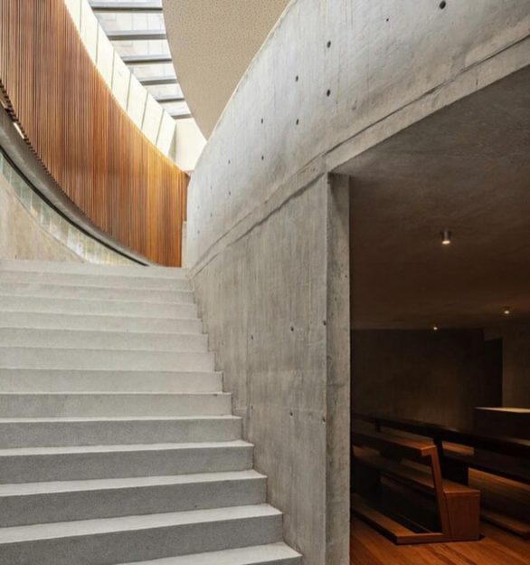 O projeto ainda contempla outras três construções; um deles é o Pavilhão Comunitário, que abriga uma biblioteca e salas de catequese.