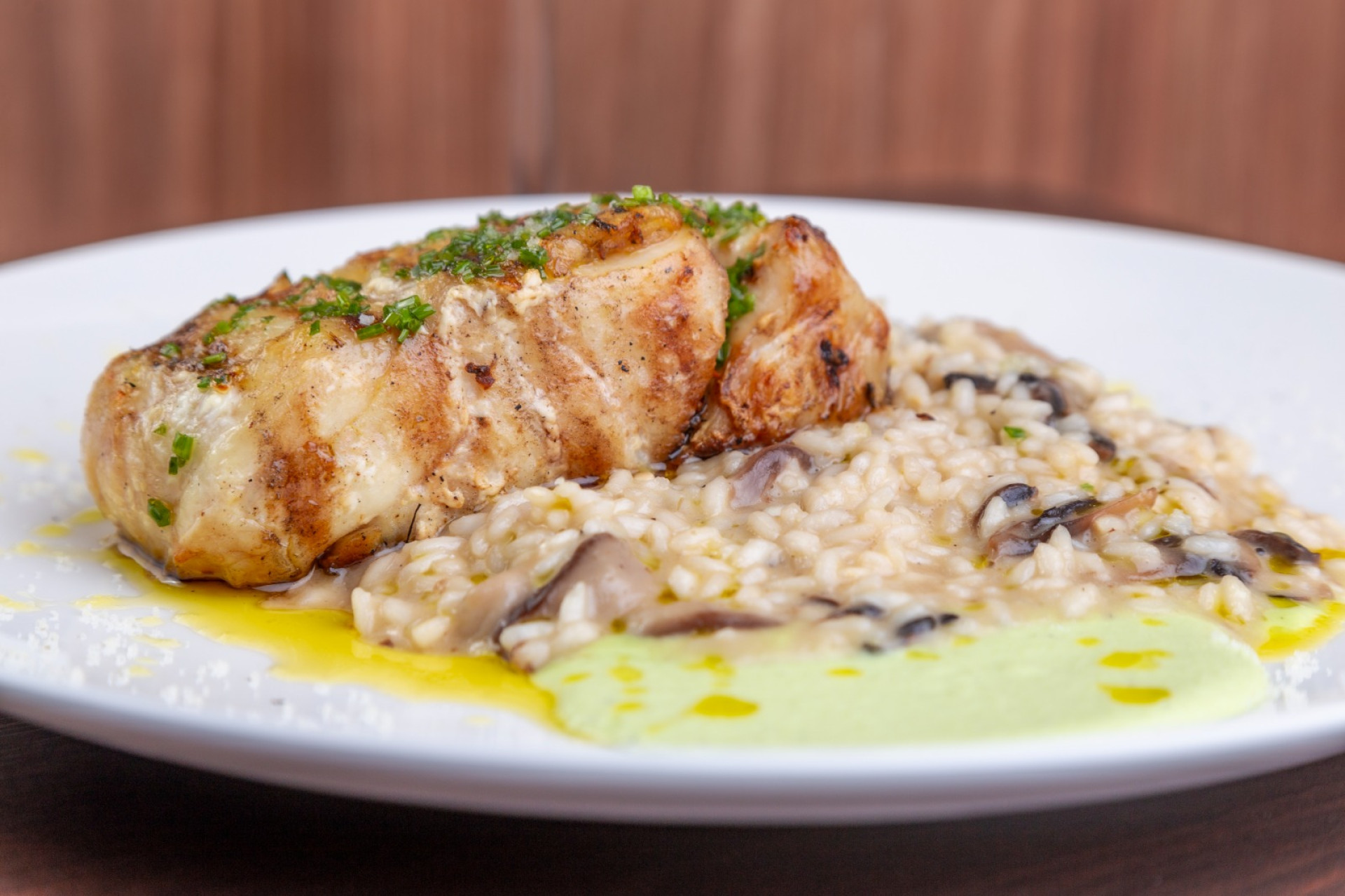 Badejo, badejo no glacê verde de aspargos, ser vido com risotto de cogumelos, em fios de azeite de tangerina (Foto: Divulgação)