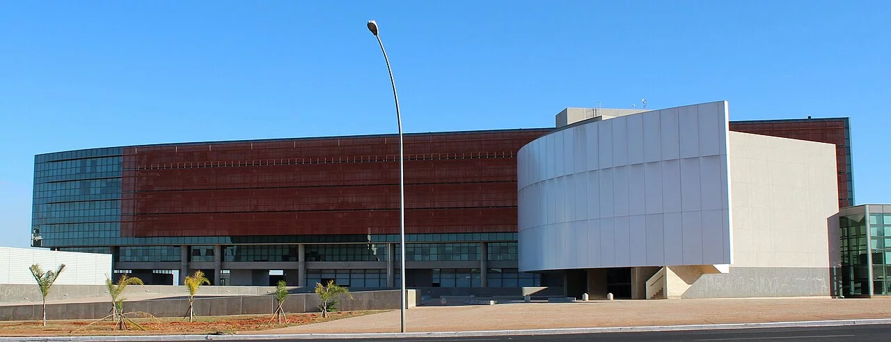 O DF também tem uma Câmara Legislativa com deputados distritais que são eleitos no mesmo ano do governador.