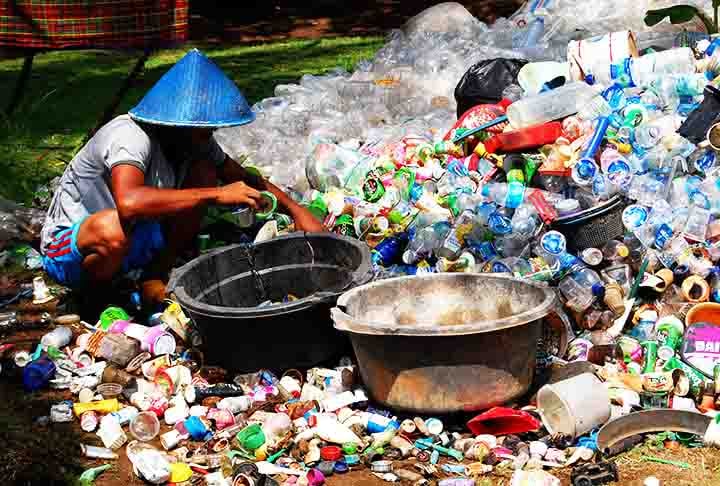 O ritmo de produção e descarte não diminui e falta de políticas ambientais e educacionais para reduzi-las. Até 2050, existirão pelo menos mais 12 mil milhões de toneladas de plástico no meio ambiente.
