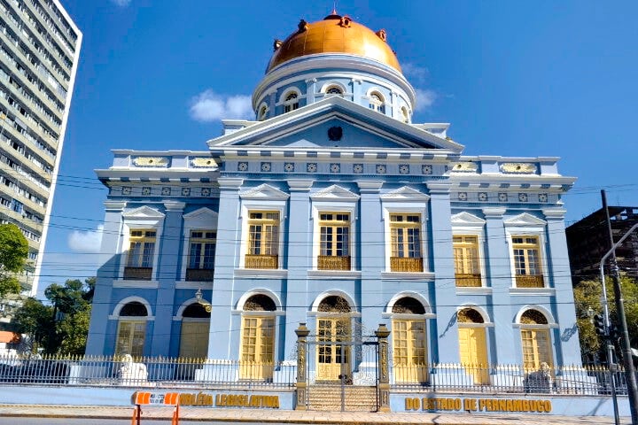 O nome do administrador-geral tem que ser aprovado por maioria absoluta da Assembleia Legislativa de Pernambuco para que ele possa ocupar o cargo.