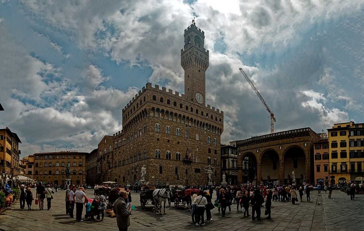 Piazza della Signoria (século XIII): O centro político de Florença, cercada por estátuas famosas como uma cópia do David de Michelangelo e a Fonte de Netuno
