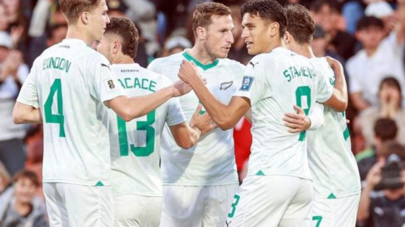 Atacante do Nottingham Forest faz dois na surra que leva o favorito para a vaga da Oceania na Copa-2026 à liderança do Grupo B 