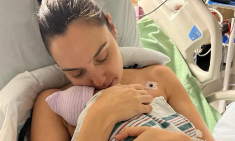 Na mensagem na rede social, Gal colocou uma foto em que, ainda em recuperação do parto, abraçava a bebê. Ela disse que a gravidez não foi fácil, mas deu tudo certo. E contou que o nome da criança, Ori, significa Minha luz em hebraico.  