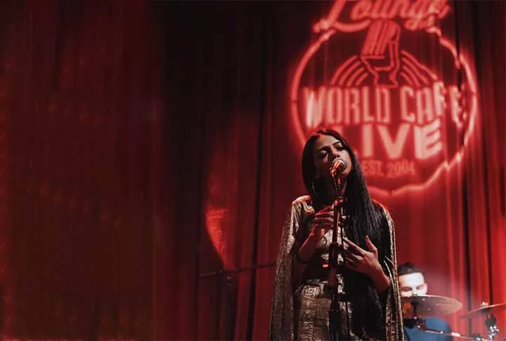 Em Armadilha, o público pode acompanhar um pai de família (Josh Hartnett) que esconde um segredo. Ele é um serial killer procurado pela polícia. E isso não é spoiler. É revelado já no começo da trama.  Quando resolve levar a filha para o show de Lady Raven, acaba descobrindo que as autoridades sabem que ele está por lá.