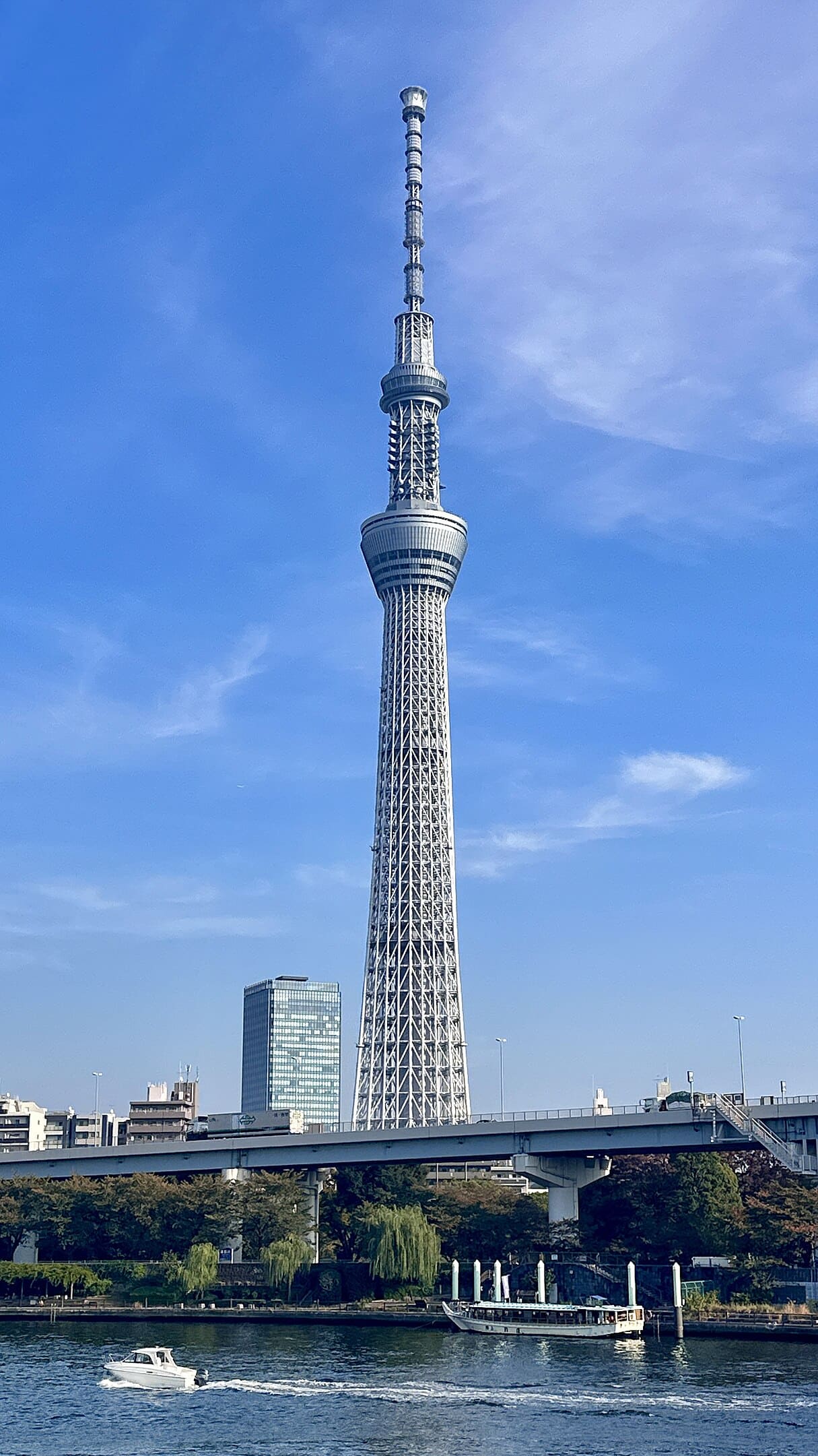Tokyo Skytree - A maior torre de telecomunicações do planeta. Com 634 metros de altura, a torre que fica em Tóquio, capital do Japão, faz 12 anos.  A inauguração oficial foi em 22/5/2012. E a torre logo recebeu o reconhecimento do Guinness, o livro dos recordes. 