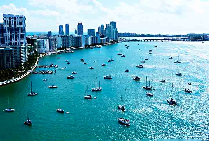 Baía de Biscayne, EUA: Localizada no sul da Flórida, próximo a Miami, a baía de Biscayne é um paraíso para os amantes da natureza, com seus manguezais e seus ricos ecossistemas marinhos.