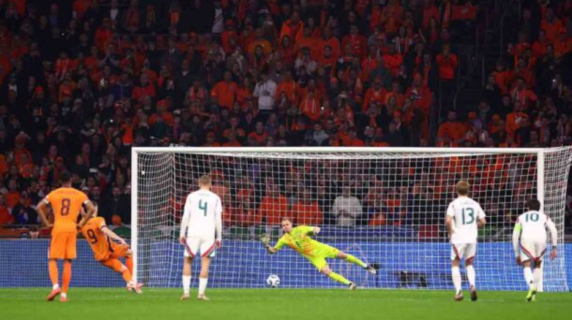 AMSTERDAM, NETHERLANDS - NOVEMBER 16: Wout Weghorst of Netherlands scores his team's first goal from the penalty spot past Denes Dibusz of Hungary during the UEFA Nations League 2024/25 League A Group A3 match between Netherlands and Hungary at the Johan Cruijff Arena on November 16, 2024 in Amsterdam, Netherlands. (Photo by Dean Mouhtaropoulos/Getty Images)