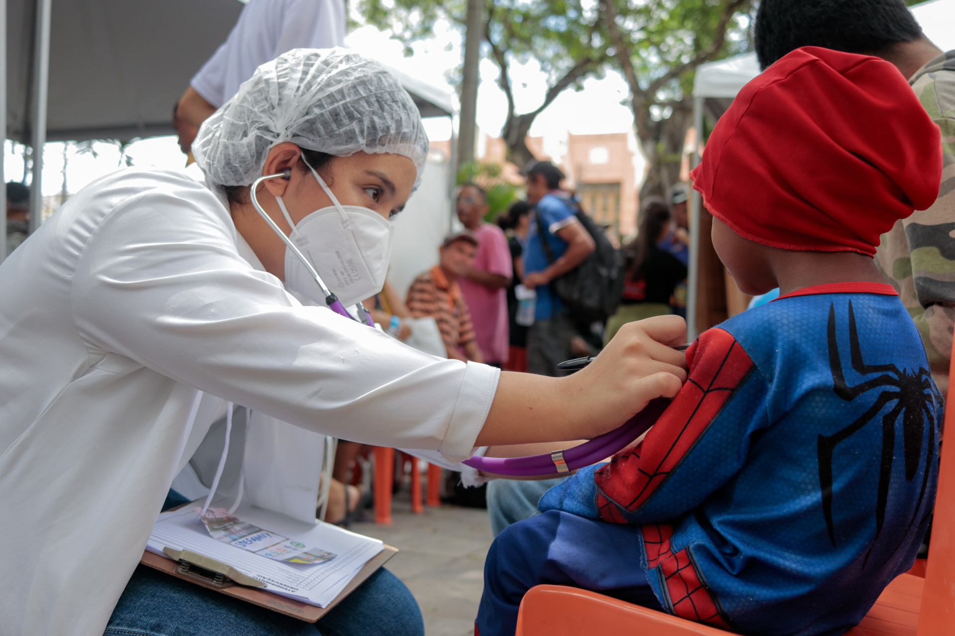FORTALEZA, CEARÁ, BRASIL, 16-11-2024: Ação do Shalom com pessoas em situação na rua, com atendimentos médicos, serviços de podologia, barbearia, jurídicos, sociais, de psicologia e um almoço festivo para os atendidos, na Praça da Igreja do Carmo.