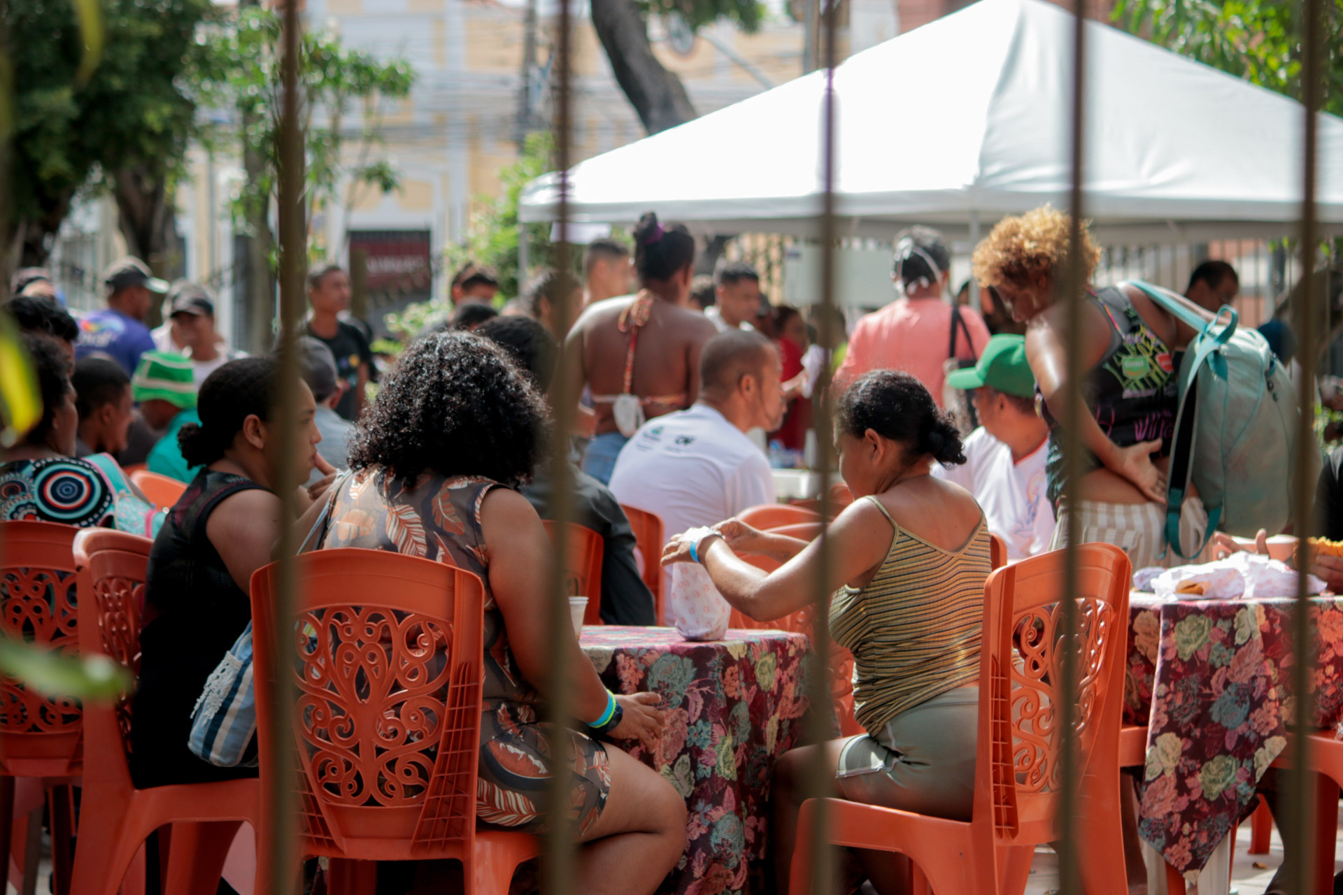 FORTALEZA, CEARÁ, BRASIL, 16-11-2024: Ação do Shalom com pessoas em situação na rua, com atendimentos médicos, serviços de podologia, barbearia, jurídicos, sociais, de psicologia e um almoço festivo para os atendidos, na Praça da Igreja do Carmo.
