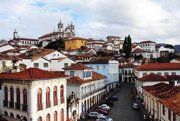 No Brasil, diversas cidades preservam casas no estilo colonial português, herança do período colonial, quando o país pertencia a Portugal. O estilo arquitetônico predominava nas áreas mais desenvolvidas da época, como cidades mineradoras, portuárias e capitais regionais