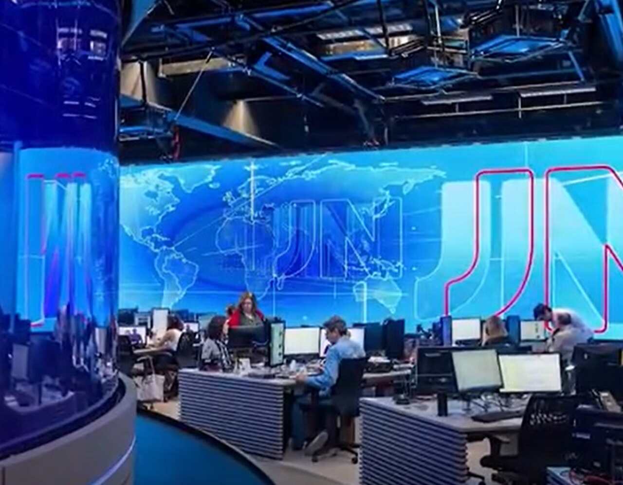 Bonner também foi responsável por importantes inovações na forma de apresentação do JN. Em 2015, um novo cenário foi introduzido, permitindo maior interação entre os apresentadores e correspondentes, o que trouxe um ar mais informal ao tradicional telejornal.