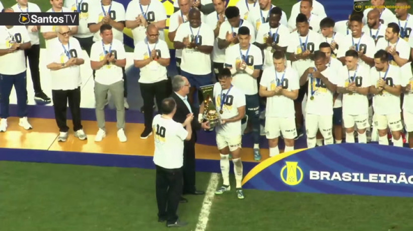 É campeão! Santos levanta taça da Série B