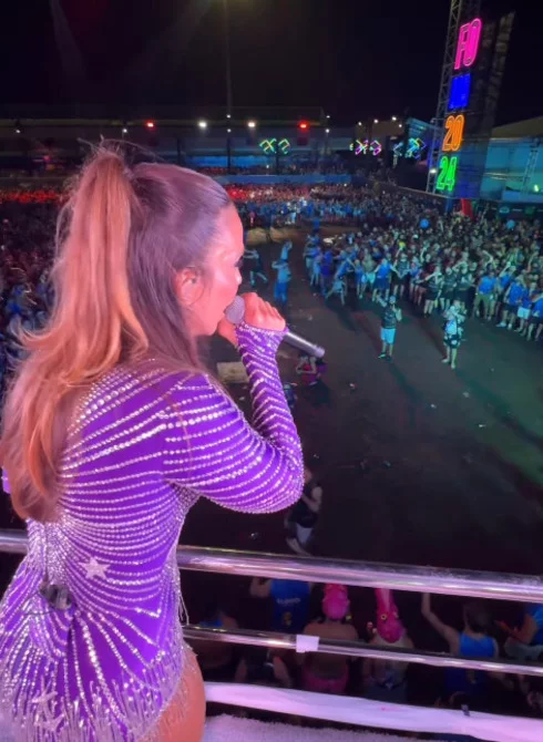 A cantora Ivete Sangalo não pensou duas vezes. Assim que viu um fã com cigarro eletrônico, chamou a atenção do rapaz, em público, em alto e bom som, durante show em Florianópolis. 
