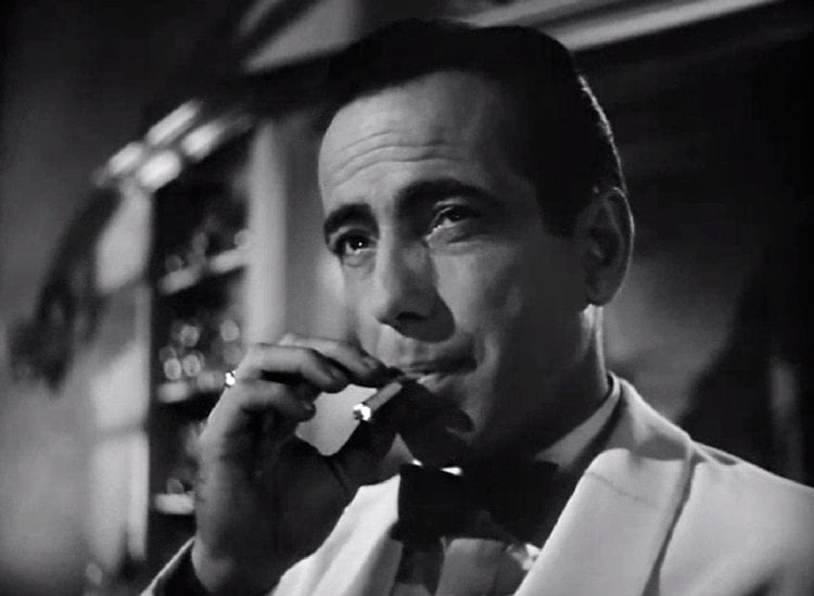 Humphrey Bogart, no clássico Casablanca, interpreta o charmoso Rick Blaine. Personagem tão cativante que divide o coração de Ilsa Lund (Ingrid Bergman). E em cenas atraentes, ele dava uma tragada no cigarro. 