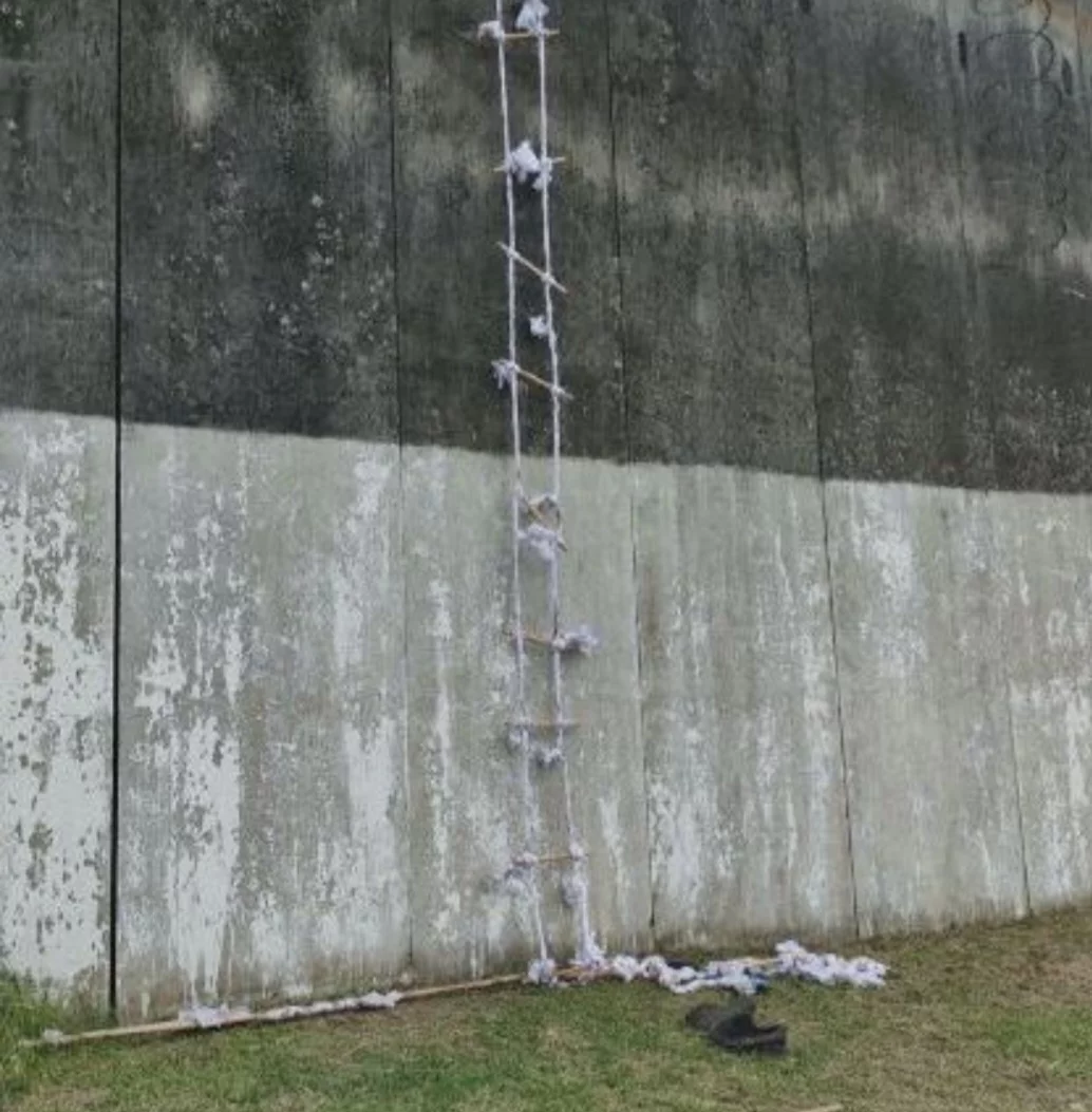 Foi usando esse artifício assim que três traficantes dos mais perigosos do país escaparam da Penitenciária Lemos de Brito. 