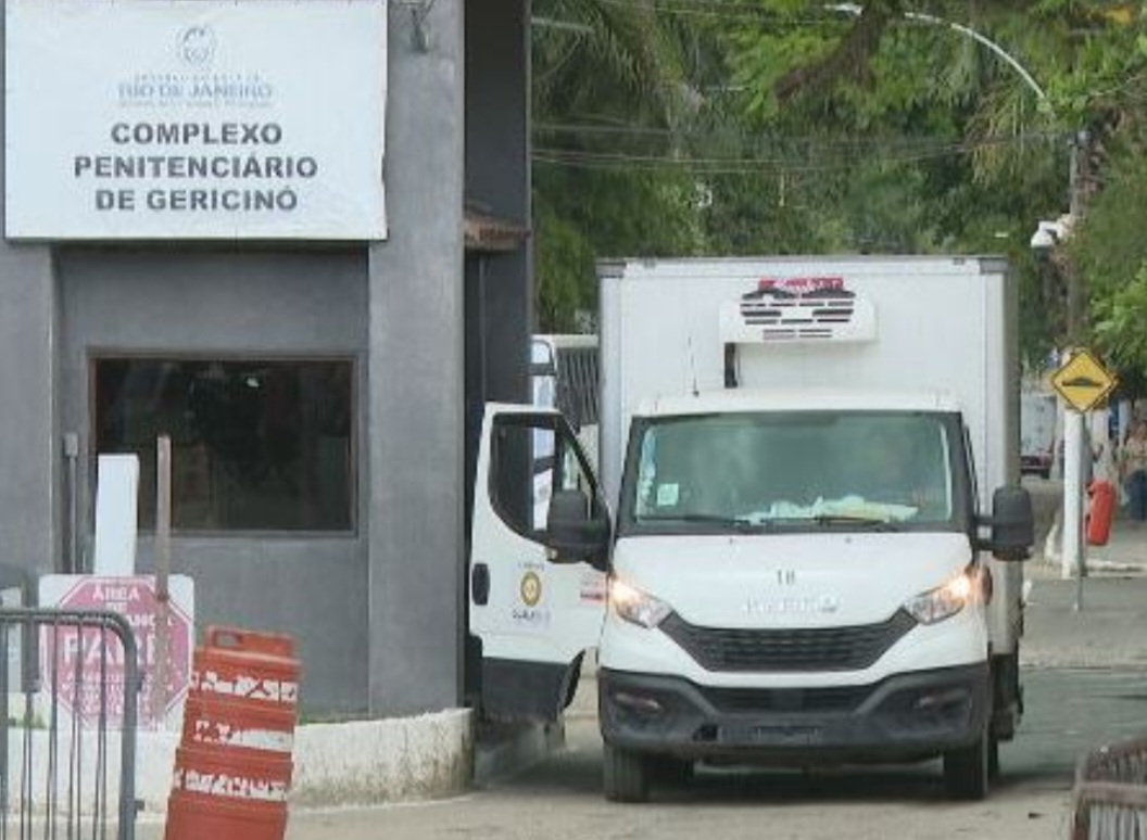 Os policiais deveriam estar cobrindo os seus postos de vigilância, ela disse, acrescentando que passou o domingo inteiro no presídio apurando o fato.