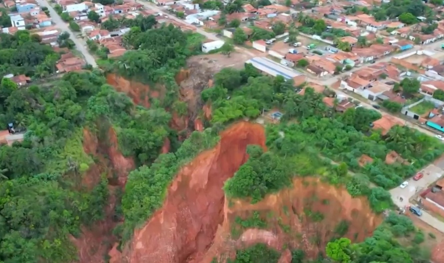 Uma cidade maranhense corre o risco de desaparecer por causa das  voçorocas, enormes crateras que vêm invadindo a cidade. 