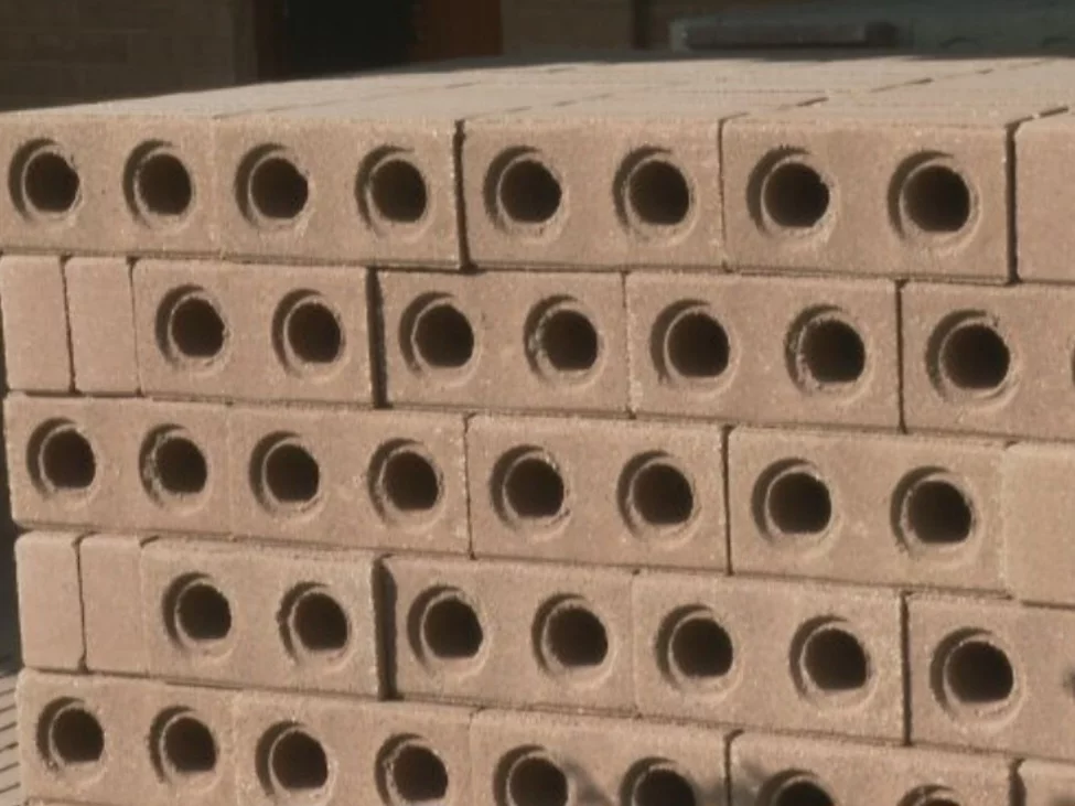 A fábrica tem capacidade para produzir 1.500 tijolos por dia.  E a tendência é ampliar, já que o projeto ganhou o reconhecimento da Sudene - a Superintendência do Desenvolvimento do Nordeste.