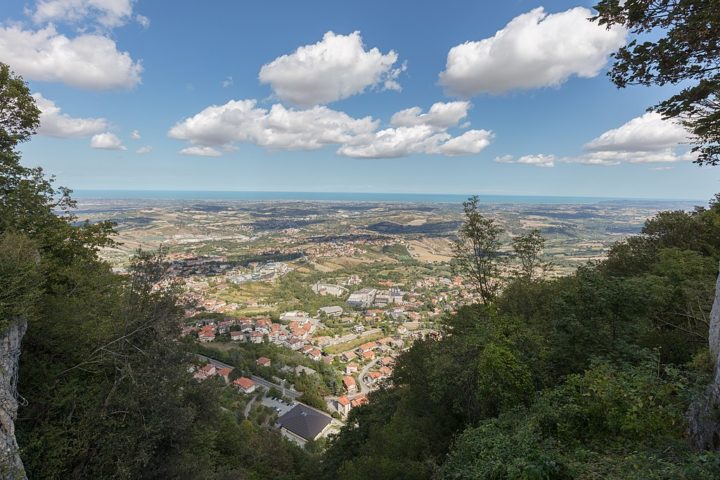 San Marino é acessível por terra por meio da Itália, já que o país não possui aeroportos nem ferrovias.