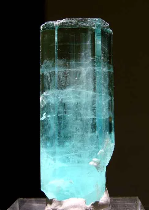 Água Marinha- Variante do berilo, com tonalidades que vão de azul-claro a verde-azulado. Encontrada na Itália, Afeganistão e Rússia, entre outros países, tem no Brasil  o seu maior produtor, especialmente no  Nordeste. Conhecida por simbolizar coragem e proteção.