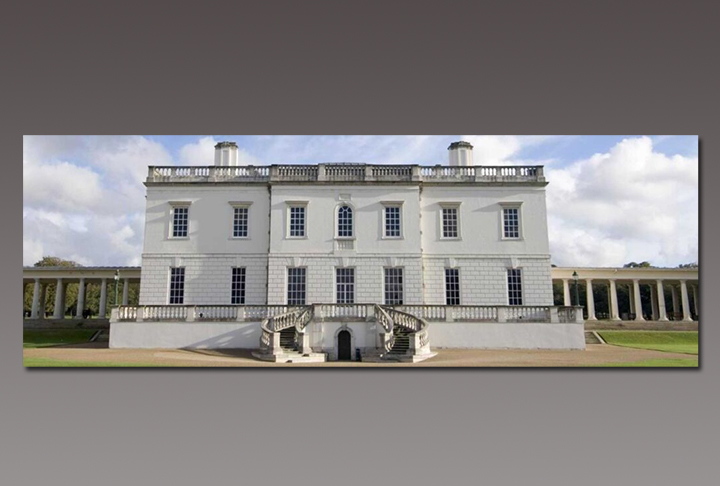 A Casa da Rainha é uma das residências reais mais icônicas do mundo. Ela tem histórias que envolvem diversas figuras da realeza e eventos notáveis. Algumas pessoas afirmaram ter tido experiências paranormais ou ter avistado supostos fantasmas. Existe também o mistério do canto de brinquedos onde é possível escutar choros e ver um fantasma de uma mulher limpando sangue no chão.