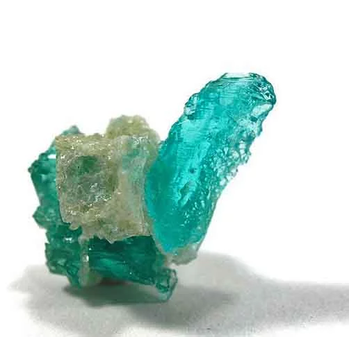 Turmalina Paraíba- Essa variante de turmalina foi descoberta e se tornou comum no sertão da Paraíba, por isso  recebeu esse nome. É conhecida pela cor azul neon intensa. Pela sua aparência e raridade  tornou-se cobiçada na Europa.