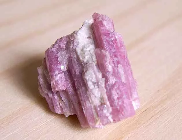 Rubélita- Com cores que variam do rosa ao vermelho, é encontrada em Madagascar, Moçambique, Paquistão e Brasil, entre outros países, em rochas metamórficas. Da família da turmalina, representa paixão e amor duradouro.