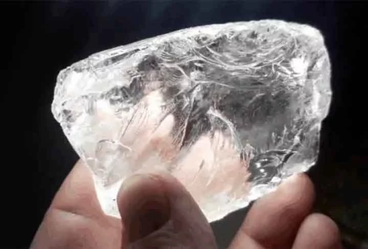 Diamante - Formado por carbono puro cristalizado,  o diamante é nativo das jazidas da África do Sul, Rússia e Austrália em depósitos kimberlíticos e aluviões. Símbolo de luxo e eternidade, é utilizados em várias joias valendo milhões.