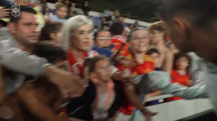 Pedri e Dani Olmo distribuem autógrafos após treino da Espanha