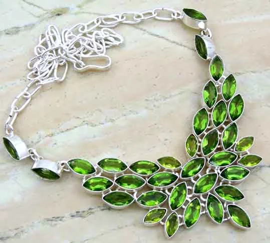 Pedras preciosas são minerais, gemas ou cristais valiosos que, devido à sua raridade, beleza ou durabilidade, são considerados dignos de adornar joias. 