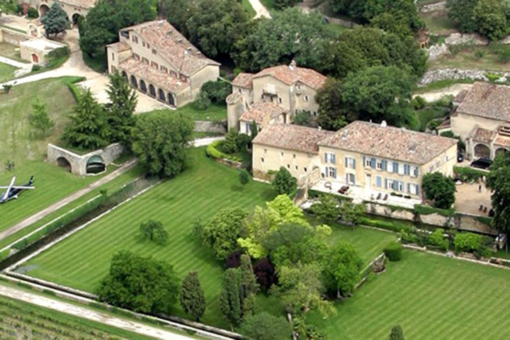 O Chateau Miraval fica em Correns, no sudeste da França. O vinho rosé produzido no local já foi servido inclusive na cerimônia do Oscar.  