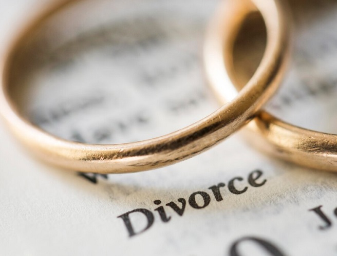 Nascido em 19 de novembro de 1983 em San Diego, na Califórnia (EUA), Adam Douglas Driver teve uma infância marcada pelo divórcio dos pais e pelo constante deslocamento, o que o levou a se mudar com sua mãe para Mishawaka, Indiana.