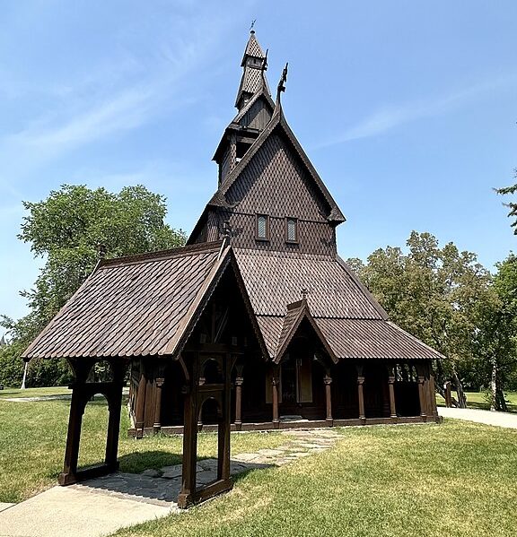 Em norueguês, a palavra stav significa coluna em madeira, e kirker significa igreja. 
