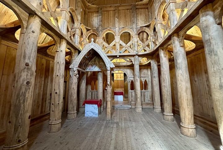 As stavkirker são geralmente construídas em forma de cruz latina, com um longo corredor central e dois corredores mais curtos.