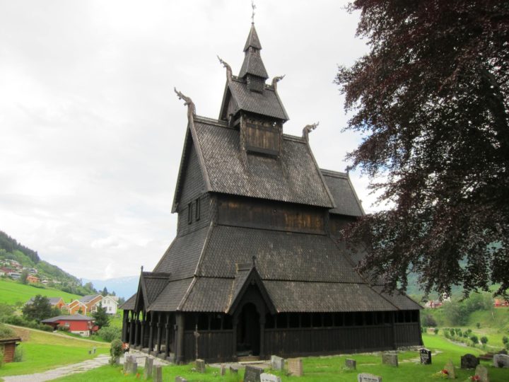 Para resistir à neve, os telhados eram inclinados e construídos com madeiras que resistem bem à umidade.