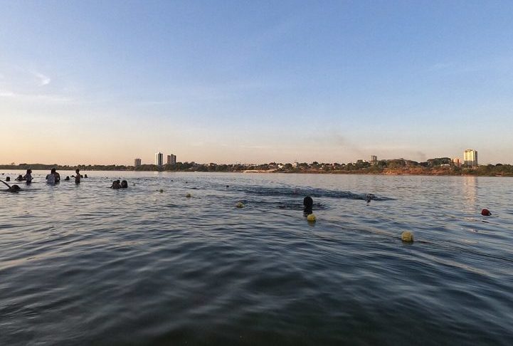 Esse lago esconde muito bicho aí. A gente que é corajoso de banhar. Eu mesmo banho direto nesse meio desse rio aí, mas é confiando na sorte, confessou Agnaldo.