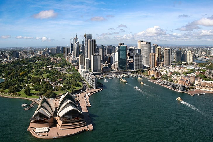 Maior cidade da Austrália, conhecida por sua Ópera icônica, a Sydney Harbour Bridge, e praias como Bondi Beach. É um centro financeiro e cultural global. 