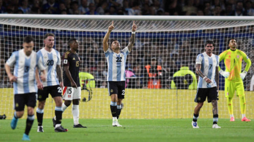 Artilheiro faz golaço neste 1 a 0 sobre o lanterna das Eliminatórias e chega aos mesmos 32 gols que Maradona fez na Seleção