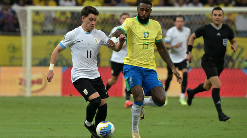 Pellistri e Gerson disputam lance no jogo Brasil x Uruguai, na Arena Fonte Nova, pelas Eliminatórias da Copa do Mundo