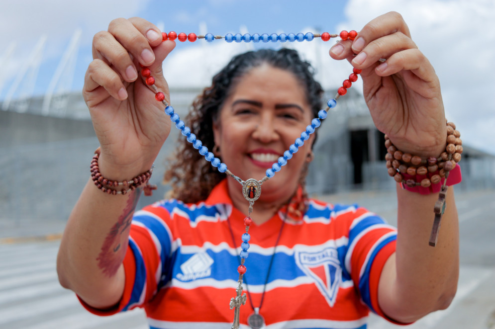 A professora Roselane Rodrigues, torcedora do Fortaleza, que reza at&eacute; ora&ccedil;&otilde;es de exorcismo durante os jogos