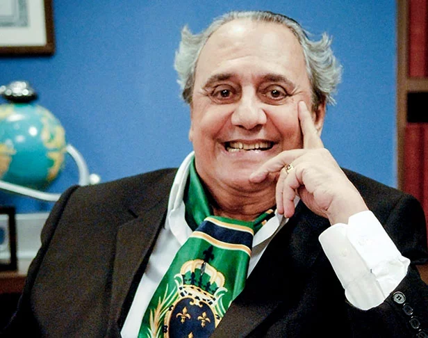 Agildo Ribeiro (1932-2018): Foi um grande nome da comédia brasileira, conhecido por sua versatilidade e talento no teatro, na televisão e no cinema. Ele ficou muito conhecido por personagens marcantes em Planeta dos Homens, Escolinha do Professor Raimundo e Zorra Total.