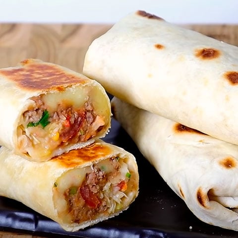 Burrito de carne - A massa do burrito é feita com farinha de trigo, fubá, manteiga e sal. O recheio leva queijo ralado, cebola picada, carne cozida picada, pimenta cambuci, tomate sal e pimenta-do-reino. 