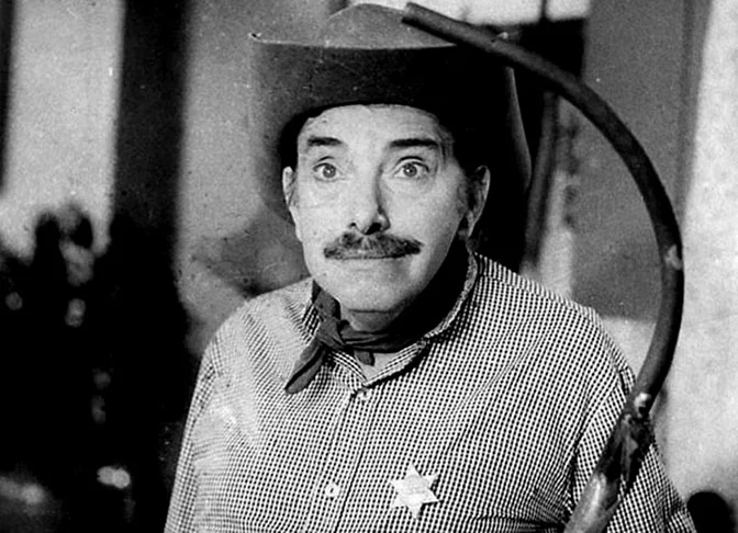 Mazzaropi (1912-1981): Um dos grandes nomes do cinema nacional, Mazzaropi se destacou por seu humor caipira, caricato e bem-humorado, que conquistou o público brasileiro por décadas. Seu personagem Jeca foi um dos mais famosos.