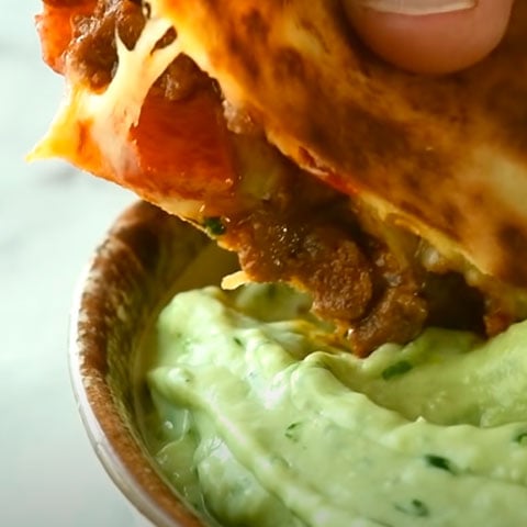 Quesadillas - Basicamente leva massa para pizza, bacon e peito de frango em cubos. Como completamento estão molho de tomate, azeitona verde picada, queijo ralado, tomate, sal e pimenta-do-reino. 