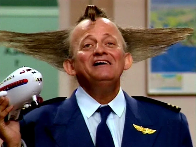 Rony Cócegas (1940-1999): Iniciou sua carreira na década de 1960, fazendo imitações no programa de Raul Gil. Depois, atuou em programas infantis e se consagrou na Escolinha do Professor Raimundo como o personagem Galeão Cumbica.