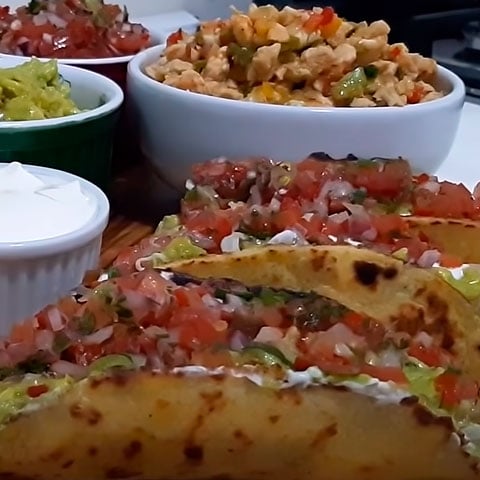 Taco de carne - Para a massa, usa-se farinha de trigo, óleo, fermento em pó, água morna e sal. Já para o recheio, ingredientes como carne moída, cebola picada, pimenta chili, bacon, queijo cheddar e alface. 