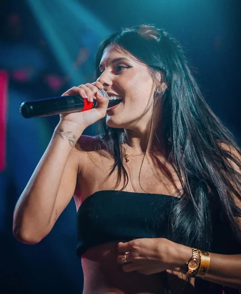 Inicialmente, ela escolheu a cidade de Campo Mourão. No entanto, com as dificuldades impostas pela pandemia da Covid-19, acabou se afastando dos estudos e se reaproximando da música. 