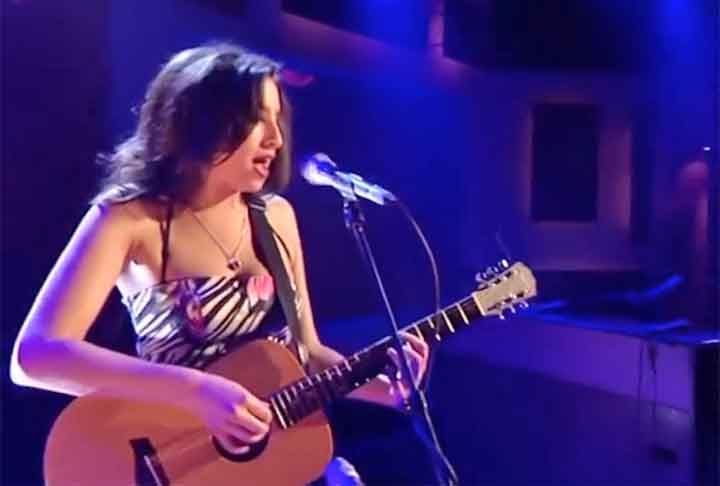 Amy começou a mostrar seu talento musical aos 9 anos. Ela estudou por 4 anos numa escola de artes particular para aprimorar suas habilidades.